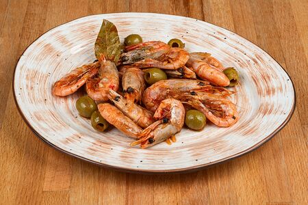 Жареные креветки с паприкой и оливками