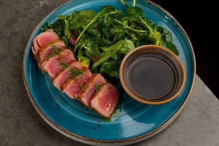 Стейк-салат с тунцом