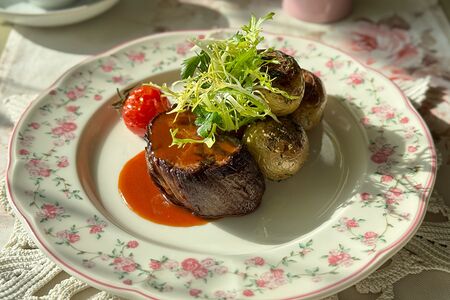 Говяжья вырезка с запеченным картофелем и соусом барбекю