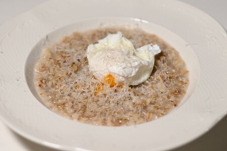 Овсяная каша с яйцом пашот и пармезаном