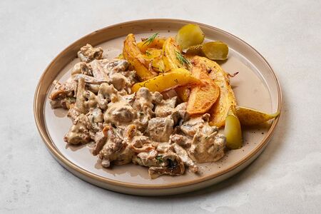 Бефстроганов с жареной картошкой и солеными огурчиками