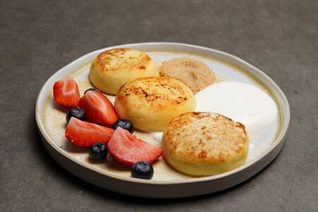 Сырники с ягодами и вафельной крошкой