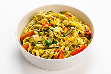 Паста с соусом песто и томатами