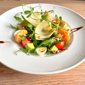 Салат из рукколы с креветками