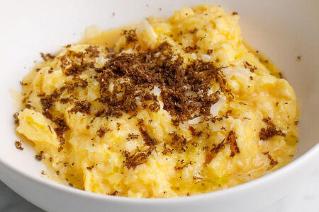 Скрембл с пармезаном и трюфелем