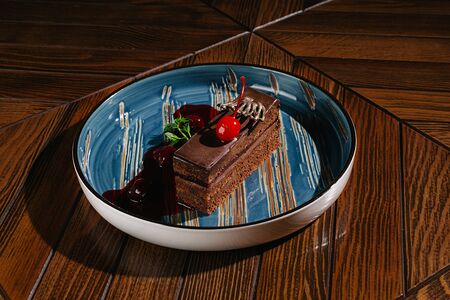 Торт Прага с вишней 