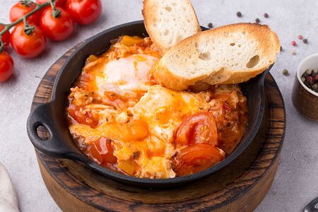 Яичница Шакшука с томатами перцем и луком