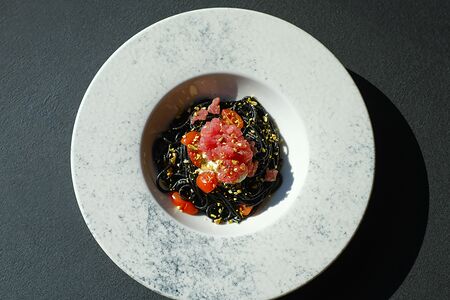 Спагетти с чернилами каракатицы, тартаром из тунца и страчателлой