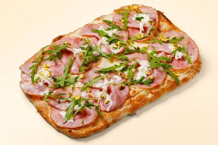 Римская пицца с ветчиной и страчателлой
