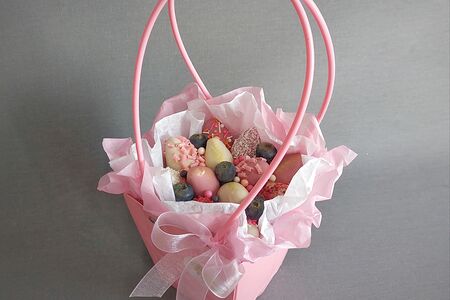 Сумочка с клубникой в шоколаде и голубикой 