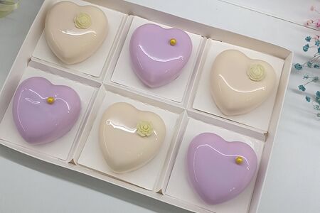 Муссовые пирожные ассорти сиренево-белые