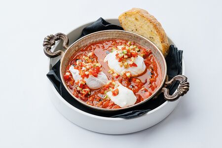 Французская шакшука с овощной сальсой