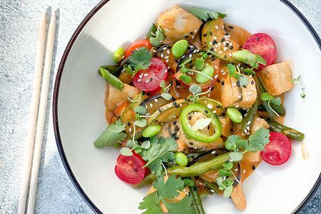 Красный карри с курицей, овощами и рисом