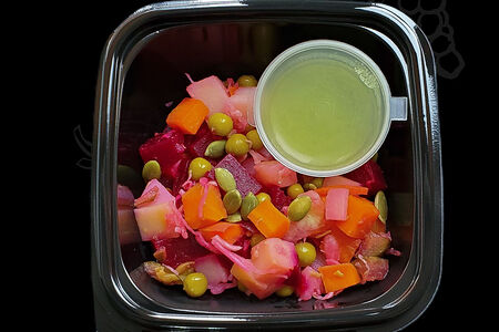 Винегрет с тыквенными семечками и соусом песто