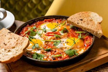 Шакшука с перцем и томатами 