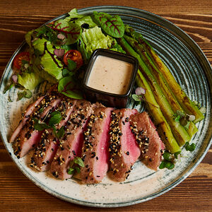 Татаки из филе тунца с зеленой спаржей