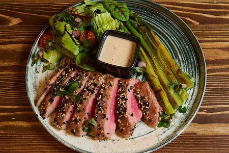 Татаки из филе тунца с зеленой спаржей