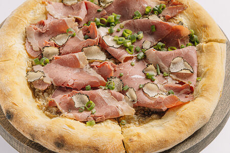 Манакиш с пастрами из мраморной говядины и черного трюфеля