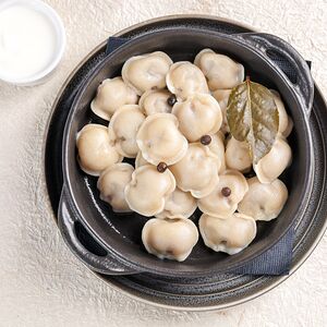 Пельмени домашние с маслом и сметаной