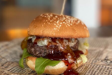 Бургер с грушей и сыром дорблю