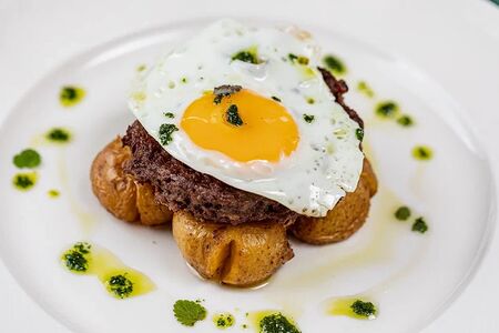 Бифштекс с картофелем и яйцом