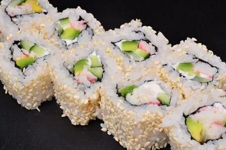 Ролл Калифорния в кунжуте