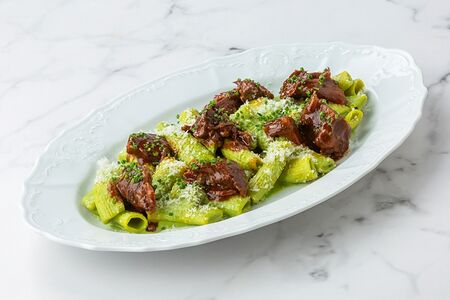 Паста с телячьими щёчками и соусом из халапеньо