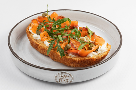 Брускетта с лососем слабой соли и сыром Страчателла