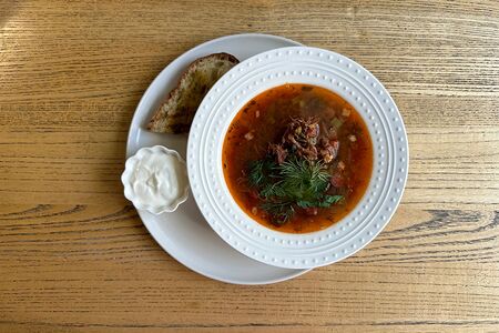 Домашняя солянка из четырех видов мяса с подпеченной чиабаттой и сметаной