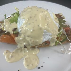 Круассан Бенедикт с лососем