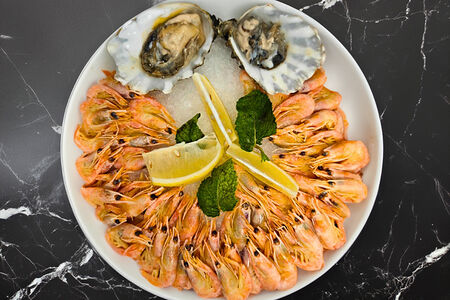 Сет из устриц и нежных северных креветок