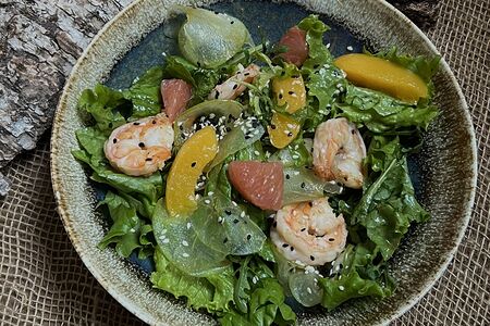 Салат с креветками, персиками и имбирной заправкой