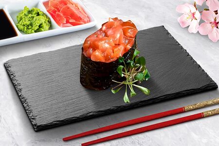 Спайси-суши с лососем