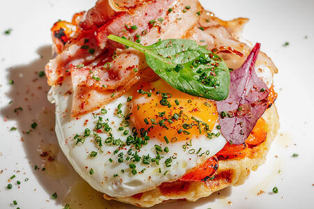 Картофельная вафля, глазунья, бекон, печеный перец