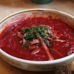 Борщ с гренками и сметаной