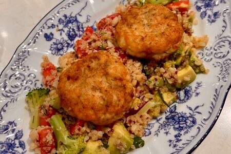 Рыбные котлетки с киноа и овощами