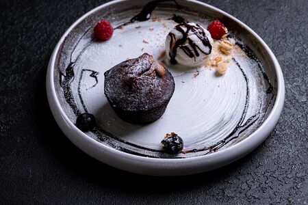 Фондан с соленой карамелью и кедровым орехом