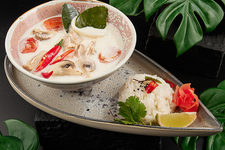 Том кха с мясом курицы и кальмара