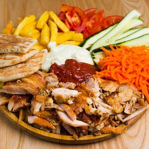 Гирос на тарелке