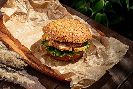 Бургерми с куриным филе и огурцом