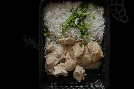 Рис с куриным филе в соусе тандури