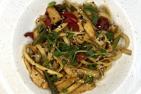 Вок с курицей и овощами