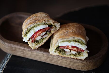 Панини с курицей и песто