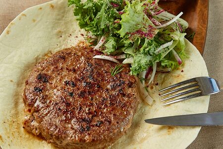 Бифштекс из телятины с сыром и томатами