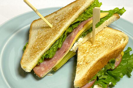 Сэндвич с сервелатом