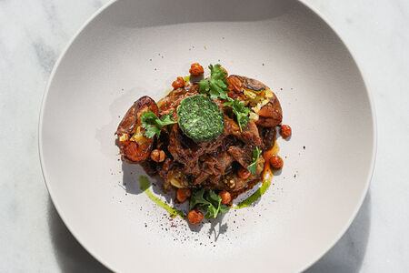 Томленый ягненок с печеным баклажаном и хрустящим нутом