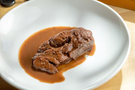 Томленые говяжьи щеки