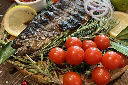 Форель на углях целая