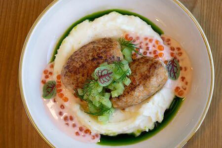 Рыбные котлеты с картофельным пюре и икорным соусом