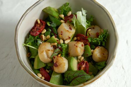 Салат с гребешками, вялеными томатами, авокадо и кедровым орехом